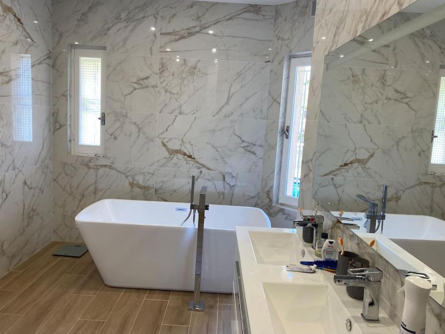 Magnifique Familiale Avec Piscine Villa